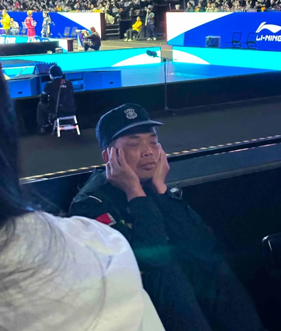 包含篮球赛场爆发观众冲突，保安紧急出动化解的词条