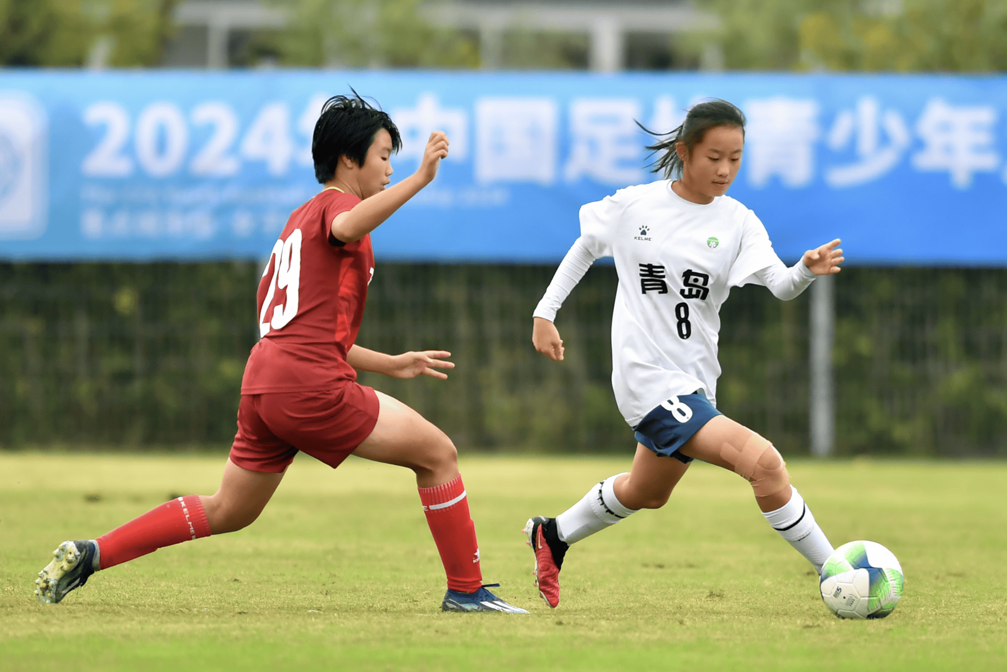 国内外优秀足球队伍争相踏上比赛场