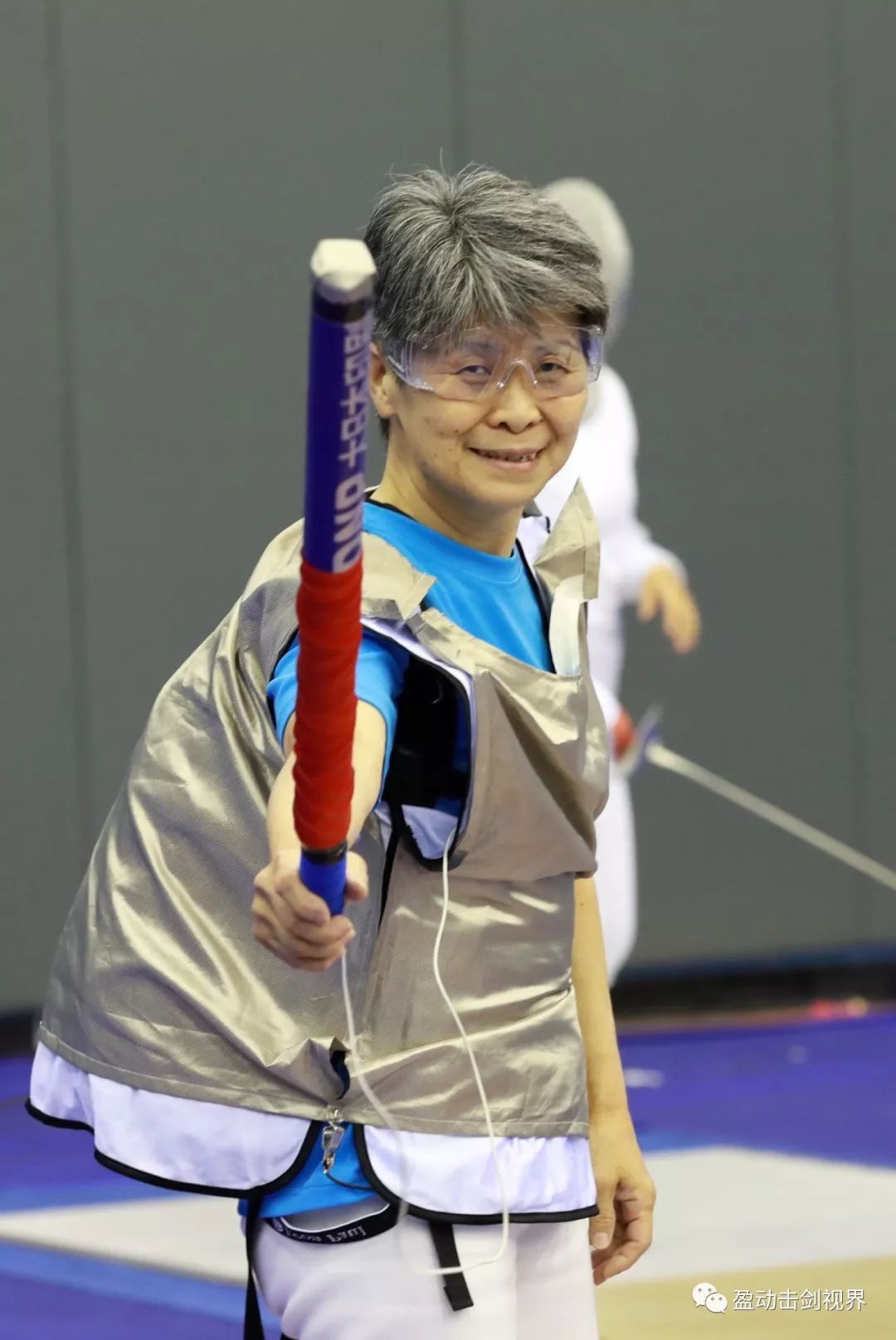日本击剑选手飒爽英姿，夺得金牌