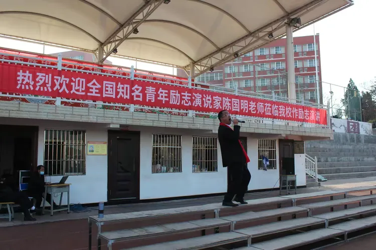 精英对决点燃激情，胜出一方赢得掌声