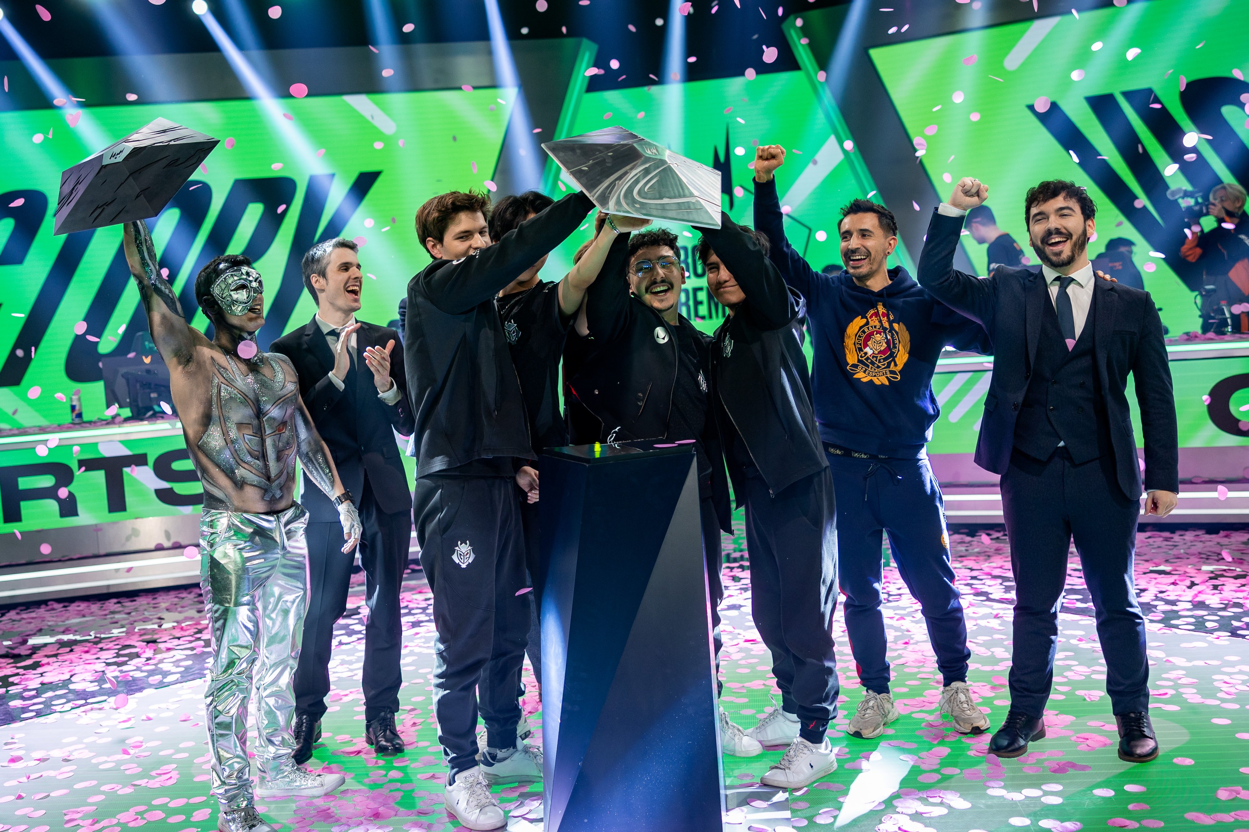 包含SHR血洗FPX，Hanssama关键团战开团秒人宿命之战入围赛，强势挺进下一轮的词条