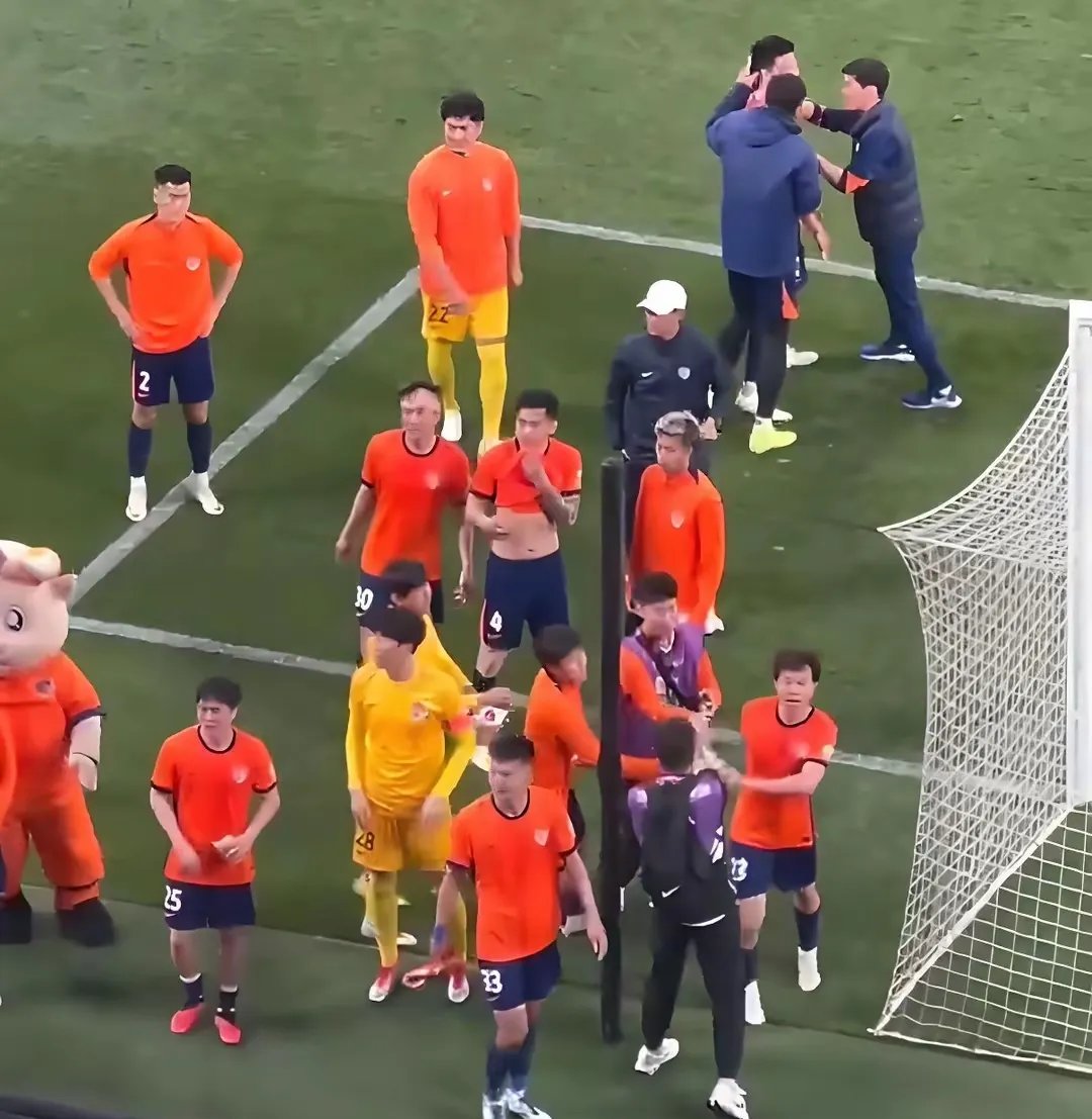 激烈足球对决展现实力，现场球迷情绪高涨！