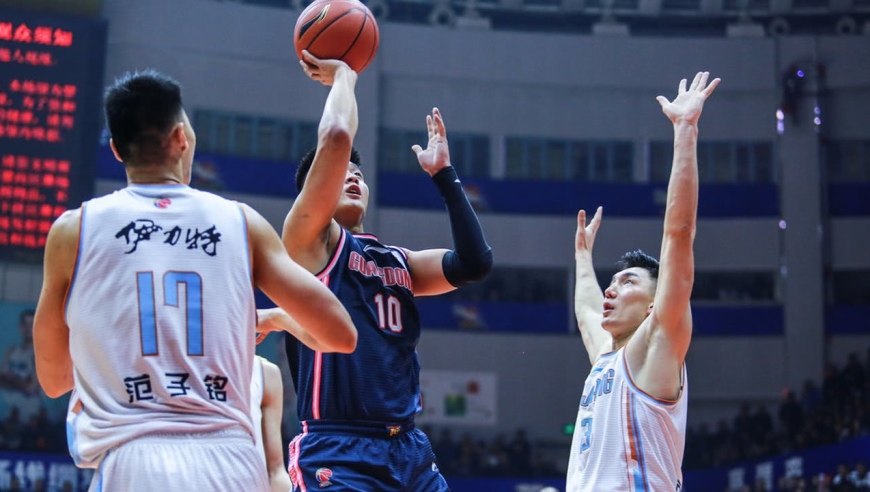 纪录破碎再生，球星带队豪取十连胜