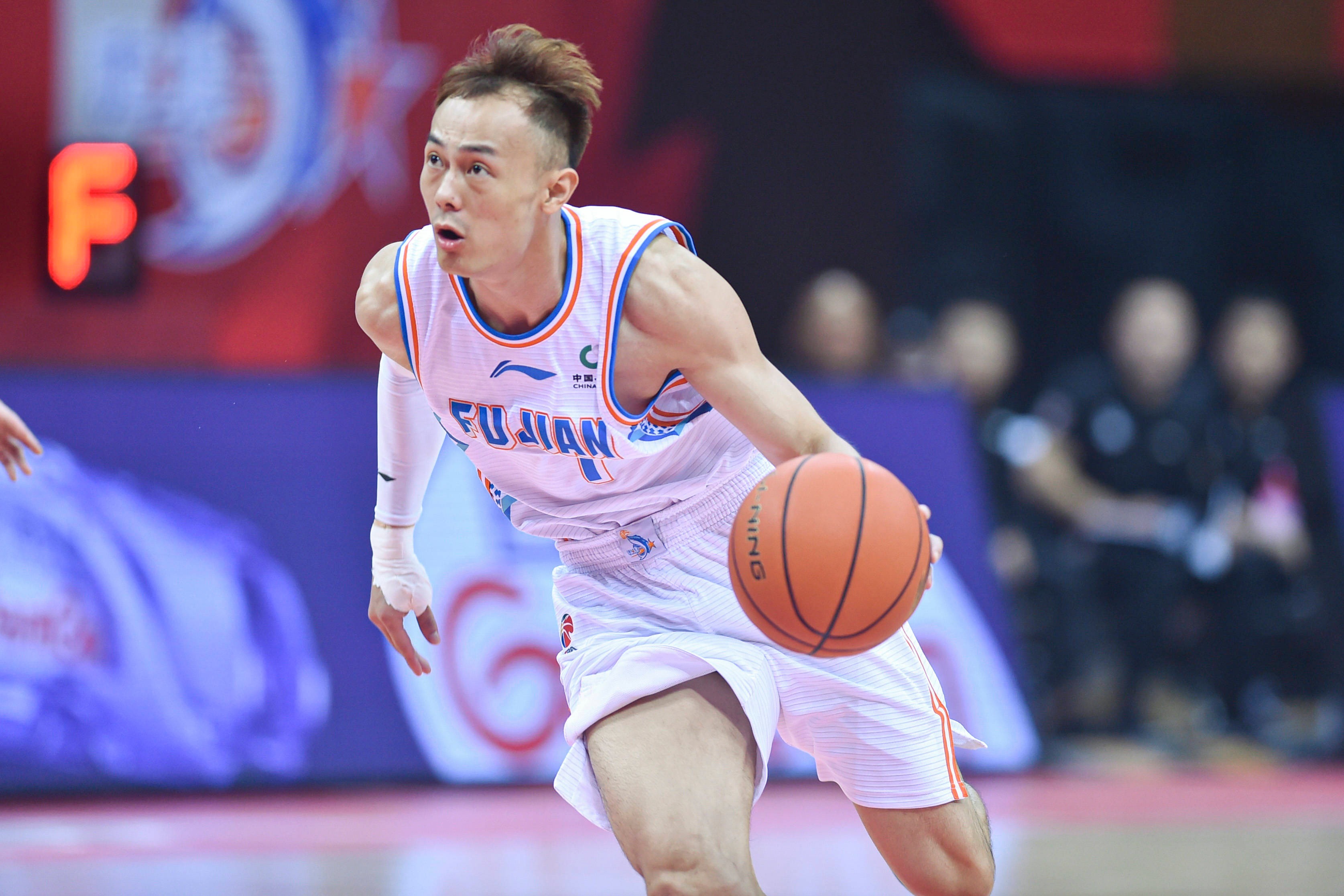 篮球职业球员表现出色,引发球迷热议 篮球职业球员表现出色,引发球迷热议