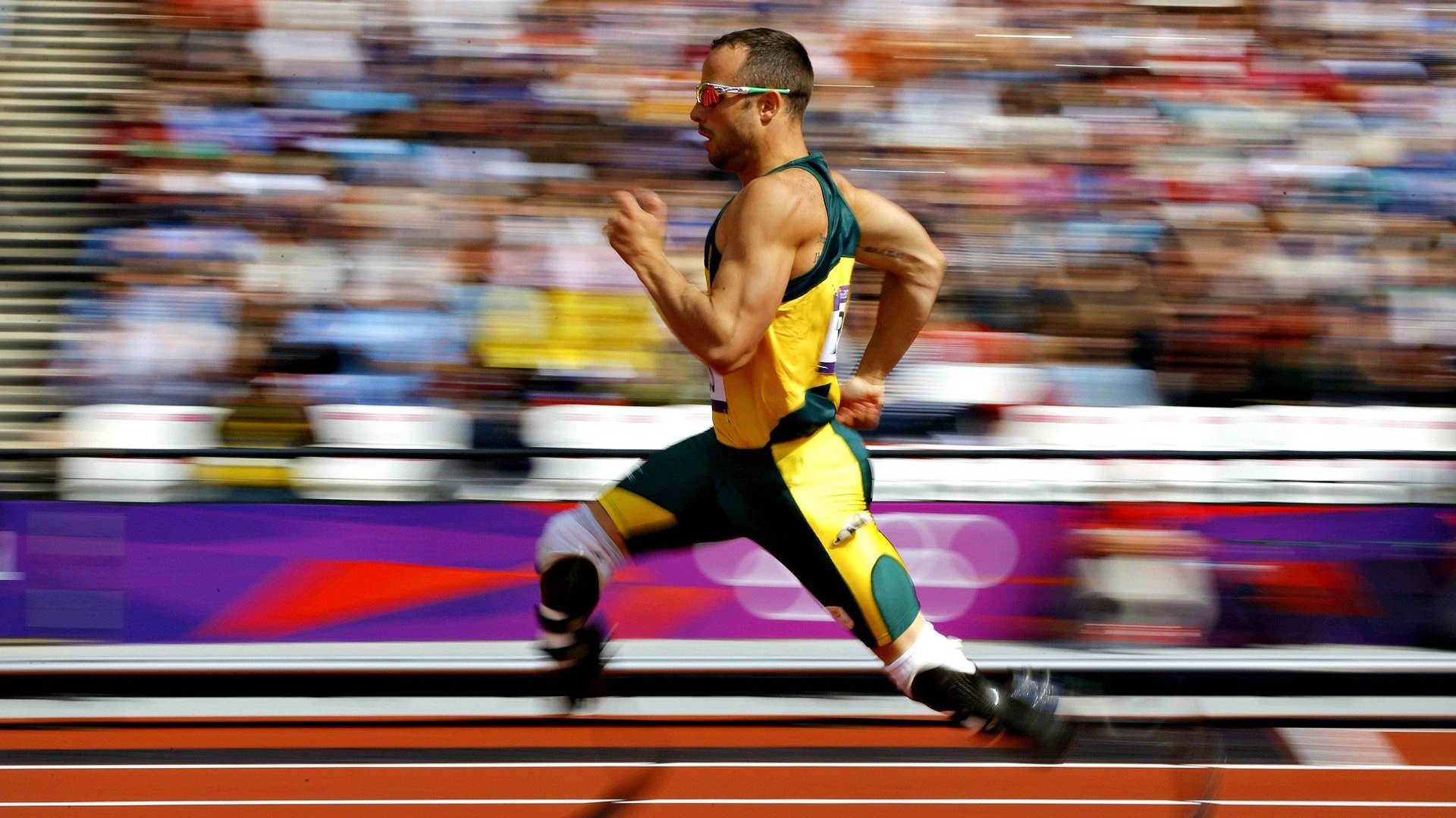 赛道上的战术激战与引擎轰鸣