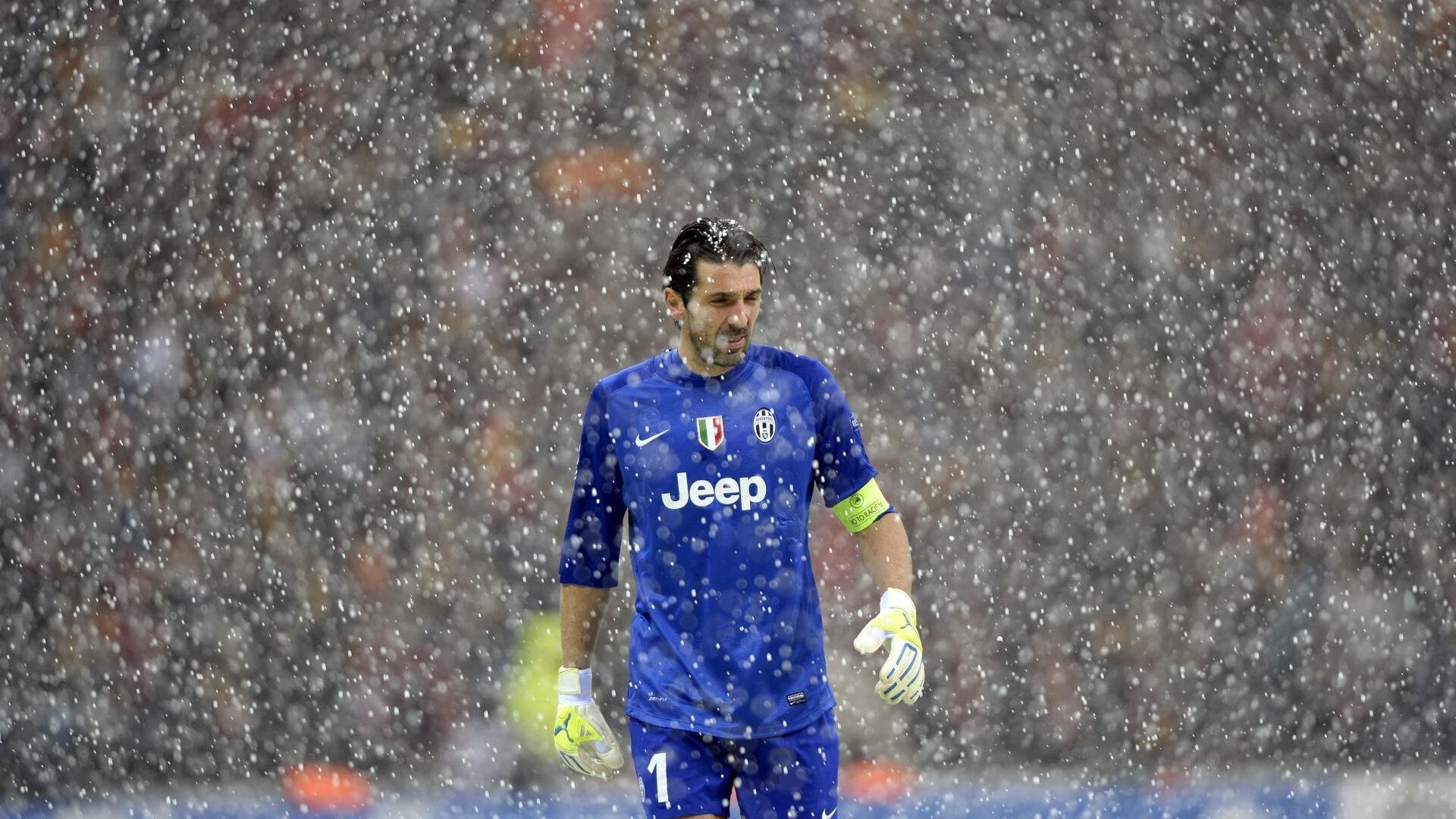 红牛二队骑上红牛一队头顶，拉塞尔从夹击中杀出重围